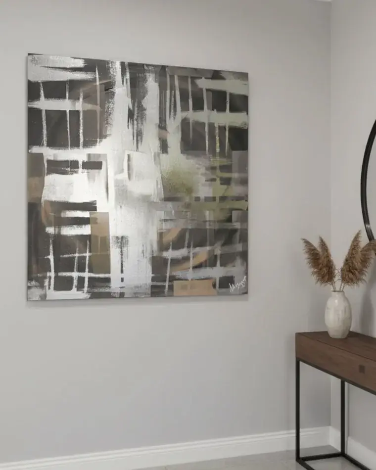 Obra abstrata em tons de cinza e branco, numa parede clara, pintada por Ale Baggio