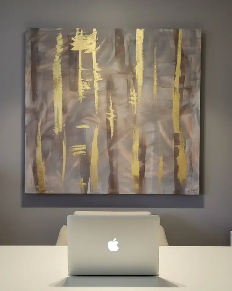 Obra abstrata com faixas douradas sobre cinza, pintada por Ale Baggio