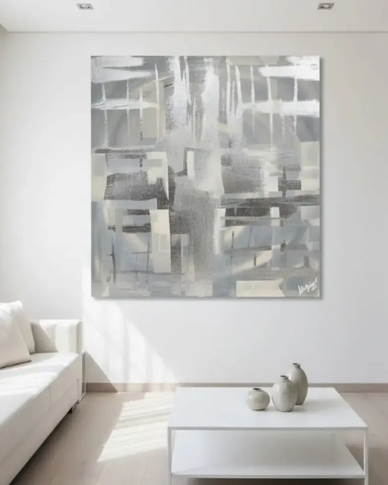 Obra abstrata em prata e cinza, numa sala clara, pintada por Ale Baggio