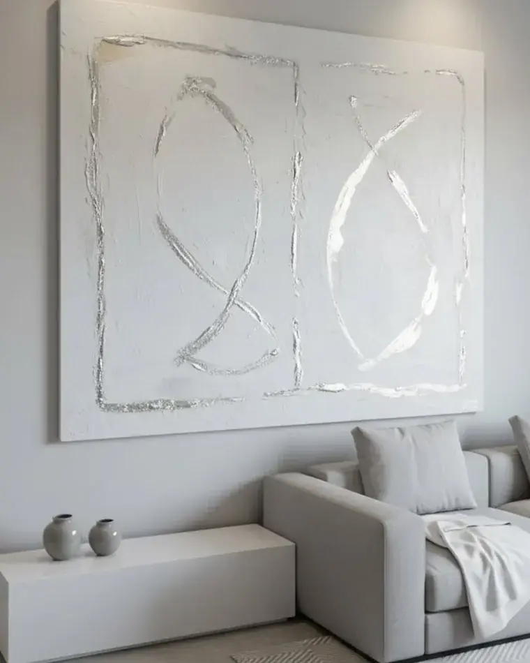 Obra abstrata em branco e prata com formas curvas, pintada por Ale Baggio