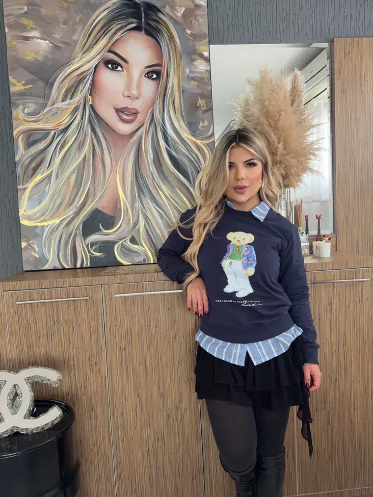 Retrato pintado por Ale Baggio, com a cliente ao lado