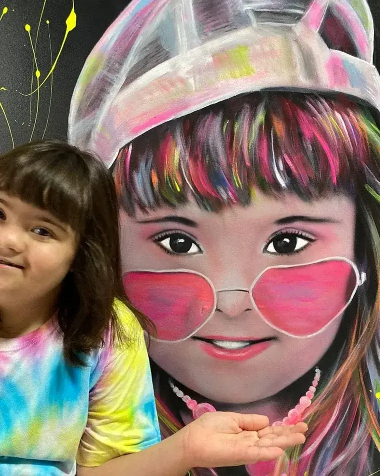Retrato de duas crianças pintado por Ale Baggio