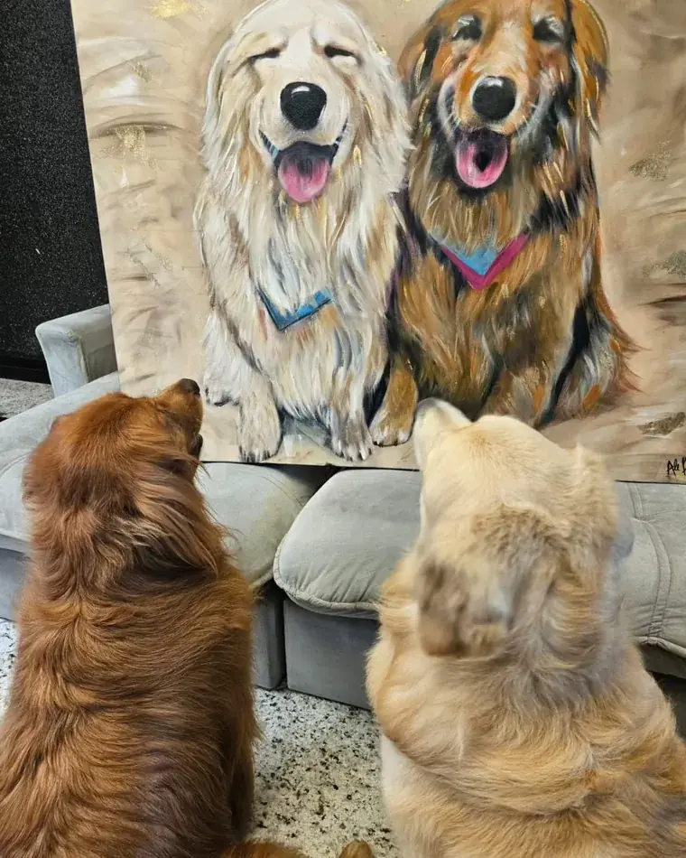 Dois cães diante do retrato deles, pintado por Ale Baggio