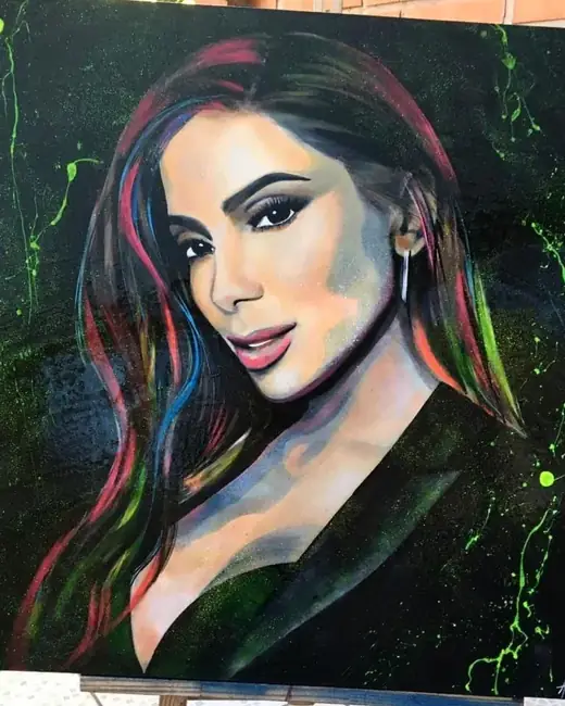 Anitta com o retrato pintado por Ale Baggio