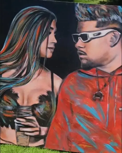 Buarque e Bia Miranda com o retrato pintado por Ale Baggio