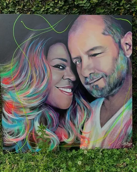 Cacau Protásio com o retrato pintado por Ale Baggio
