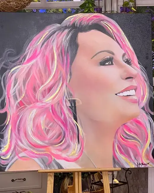 Ana Maria Braga com o retrato pintado por Ale Baggio