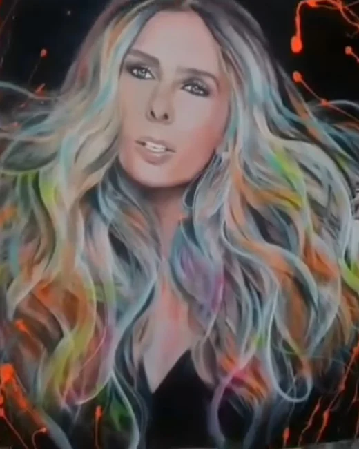 Adriane Galisteu com o retrato pintado por Ale Baggio