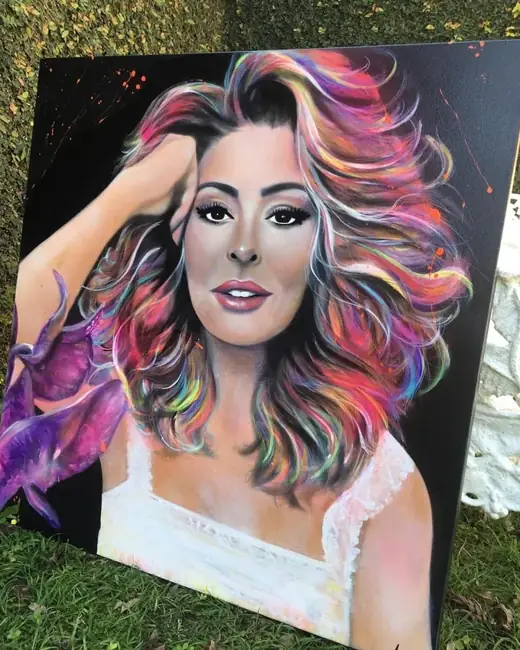 Juliana Paes com o retrato pintado por Ale Baggio