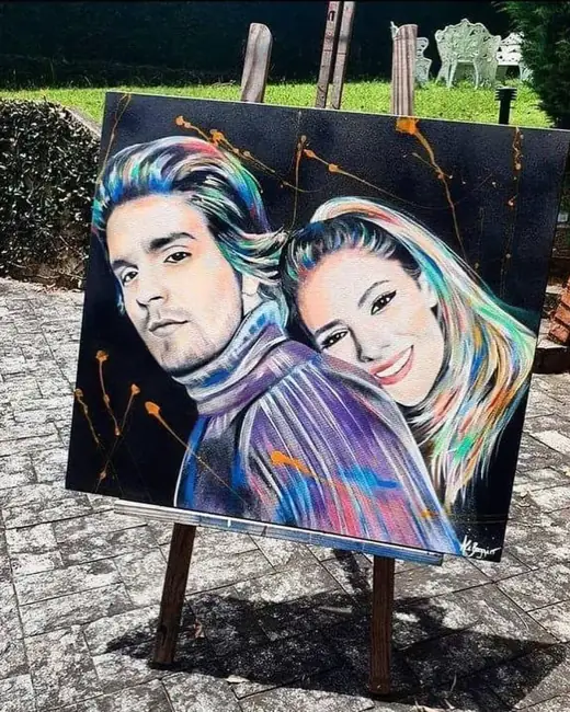 Luan Santana com o retrato pintado por Ale Baggio
