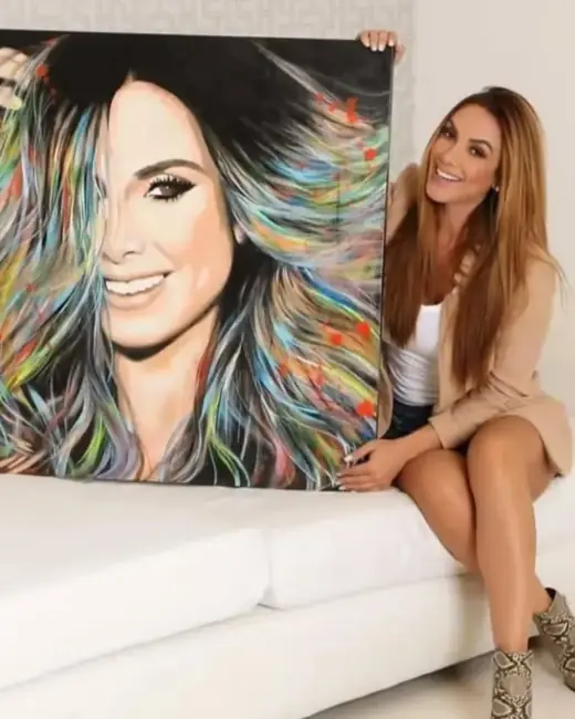 Nicole Bahls com o retrato pintado por Ale Baggio