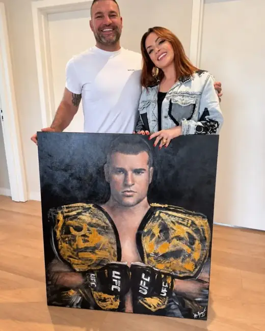 Shogun Rua com o retrato pintado por Ale Baggio