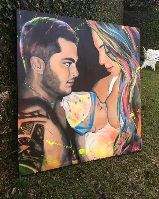 Thammy Miranda e Andressa com o retrato pintado por Ale Baggio