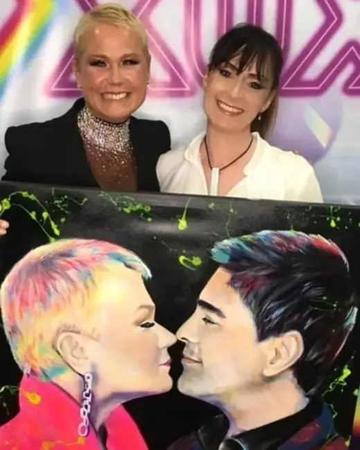 Xuxa e Junno com o retrato pintado por Ale Baggio