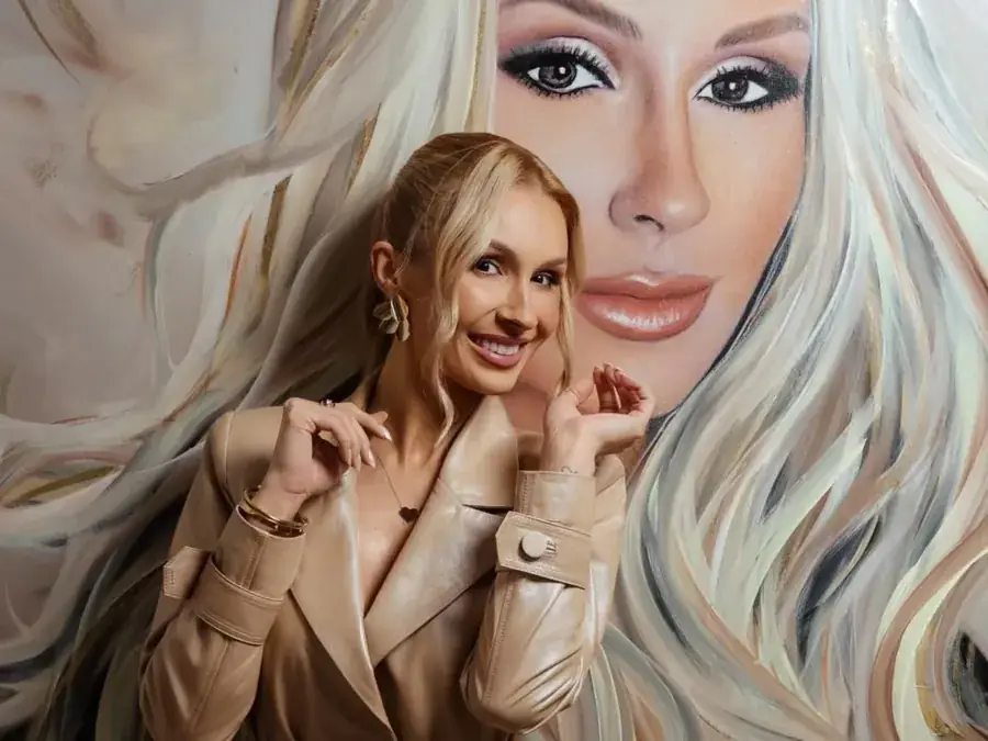 Obra final pintada à mão, pendurada na parede