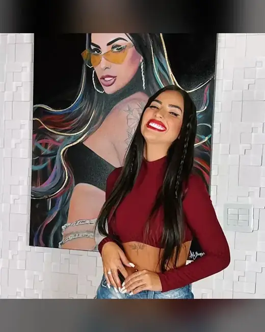 Pamella Lunardi com o retrato pintado por Ale Baggio