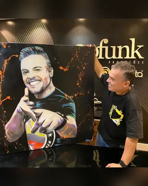 Dj Batata com o retrato pintado por Ale Baggio
