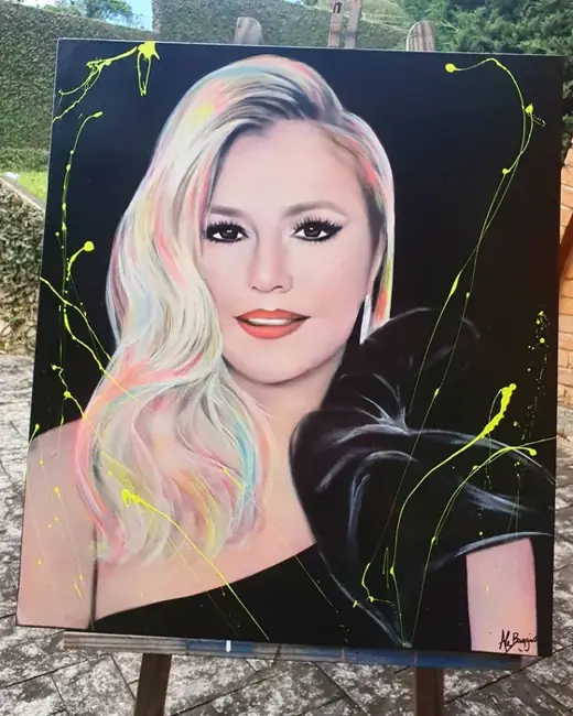 Iara Kilaris com o retrato pintado por Ale Baggio