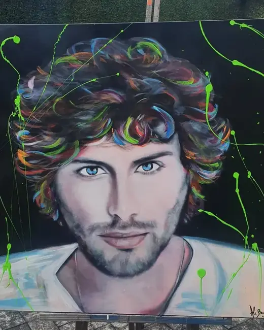 Jesus Luz com o retrato pintado por Ale Baggio