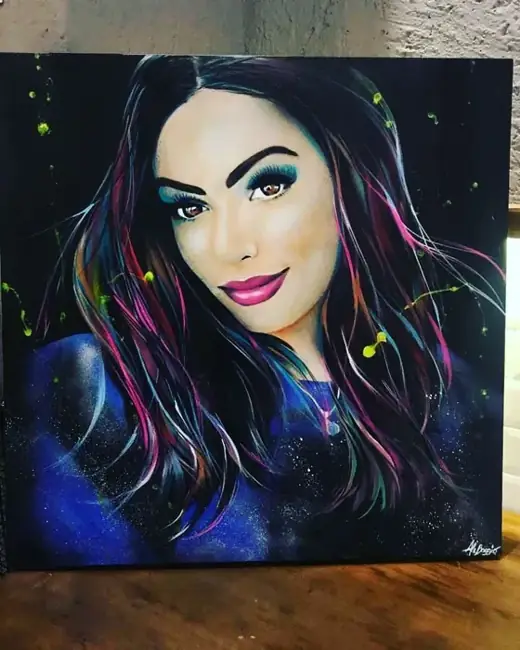 Kim Rosacuca com o retrato pintado por Ale Baggio