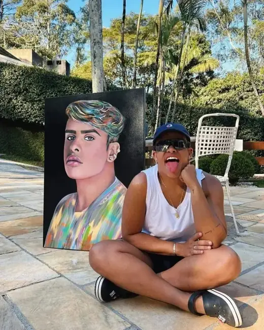Mario Henrique com o retrato pintado por Ale Baggio