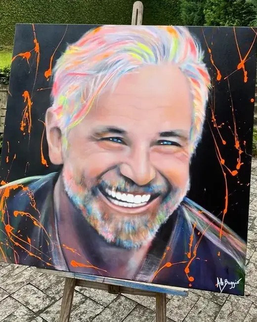 Mateus Carrieri com o retrato pintado por Ale Baggio