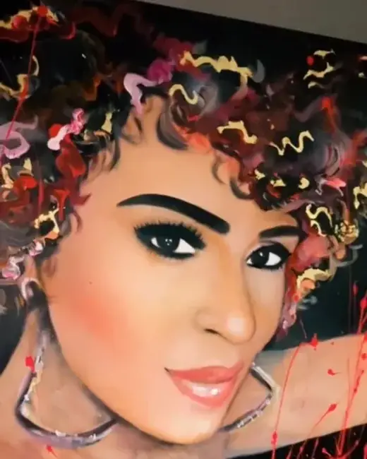 Natália Deodato com o retrato pintado por Ale Baggio