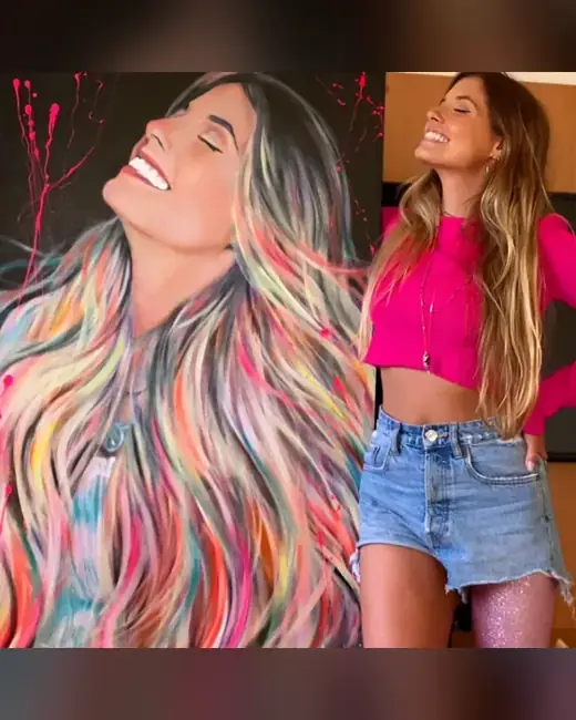 Paola Antonini com o retrato pintado por Ale Baggio