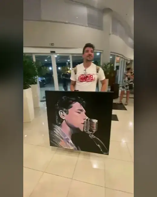 Fábio Nestares (Roupa Nova) com o retrato pintado por Ale Baggio