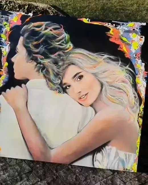 Sasha Meneghel e João Figueiredo com o retrato pintado por Ale Baggio