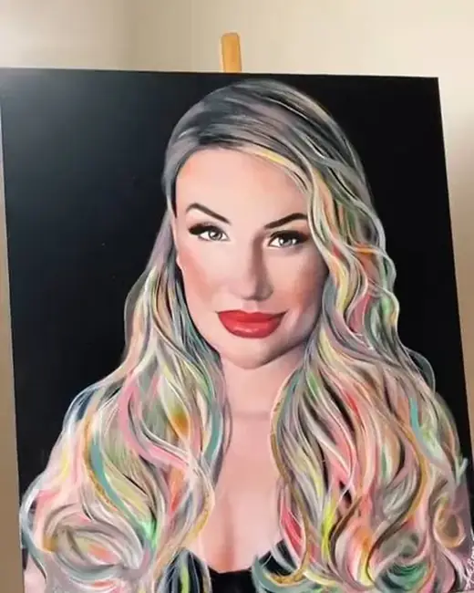 Julia Schiavi com o retrato pintado por Ale Baggio