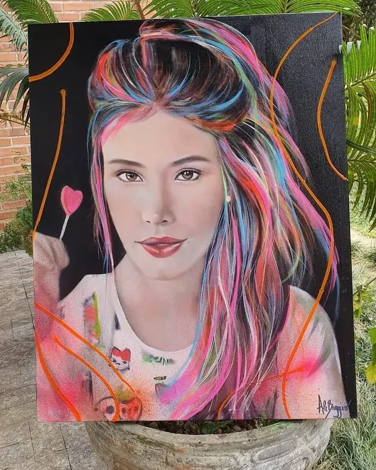 Retrato de mulher com a mão no cabelo, pintado por Ale Baggio