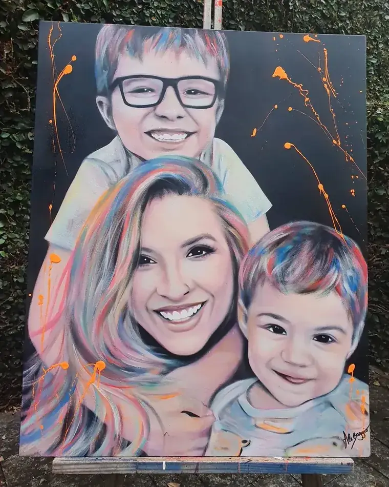 Retrato de família, mãe com dois filhos, pintado por Ale Baggio